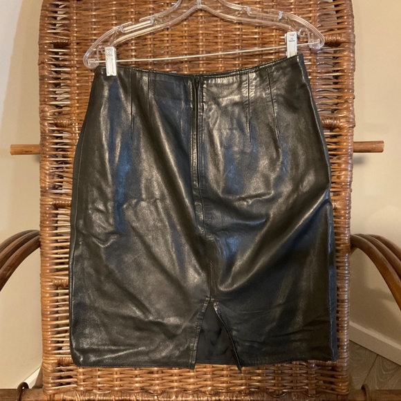 Vintage black leather skirt in size 12 - Picture 2 of 3